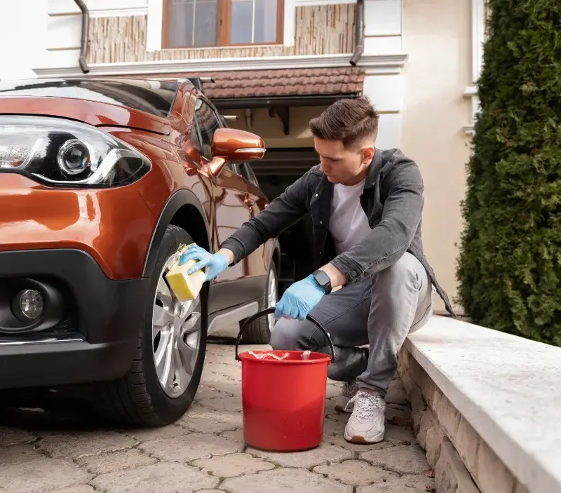 Lavage auto à domicile Broût-Vernet : professionnel intervenant sur un véhicule